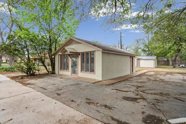 1207 NE Loop 230, Smithville, TX 78957