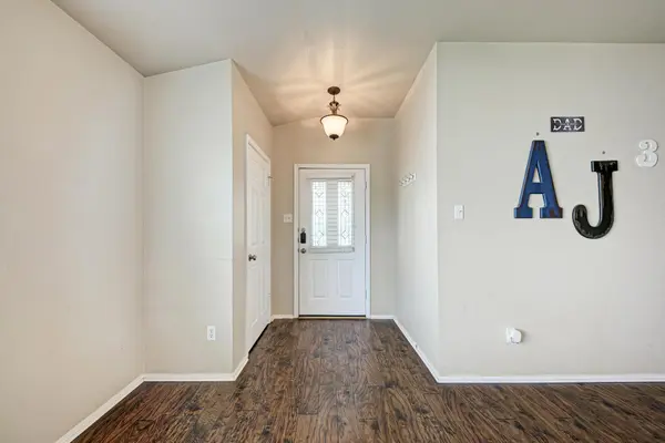 305 Creek Ledge DR, Hutto, TX 78634