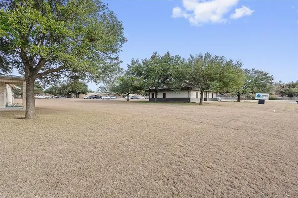 409 Mallard LN, Taylor, TX 76574