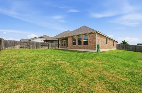 392 Algaroba LOOP, Buda, TX 78610