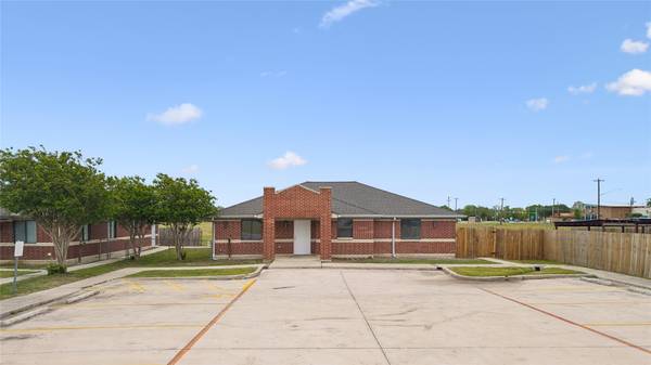 1024 S Guadalupe ST, Lockhart, TX 78644