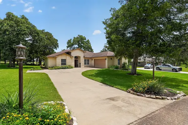 410 Pinehurst DR, New Ulm, TX 78950