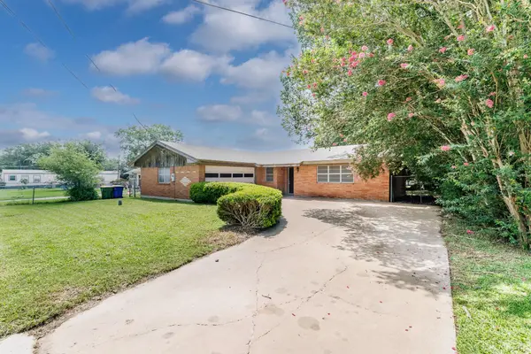 116 E Wallace ST, Gonzales, TX 78629