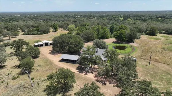 213 Joe Cole LN, Smithville, TX 78957