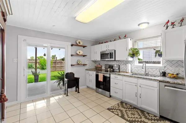 1104 Hilltop DR, San Marcos, TX 78666