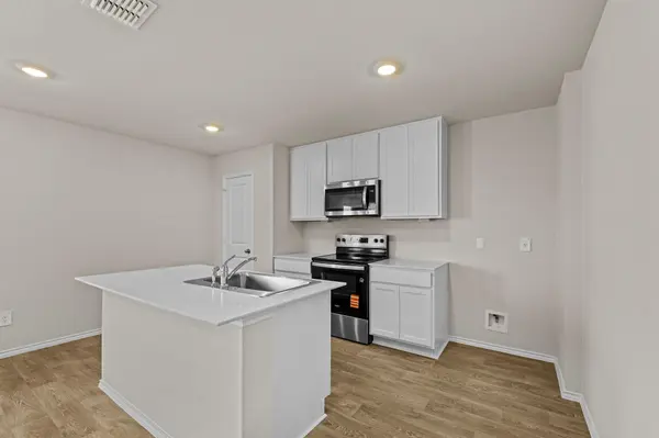 2117 Windflower LN, Luling, TX 78648