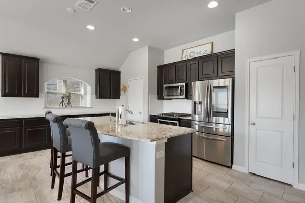 105 W Highfield ST, Hutto, TX 78634