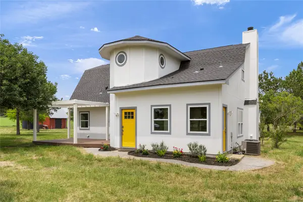 245 Country LN, Mcdade, TX 78650