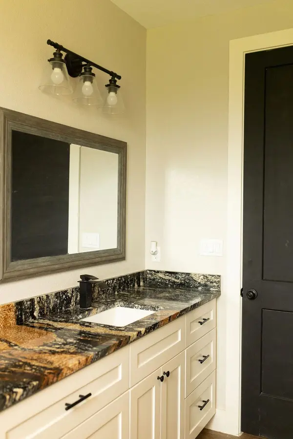 111 Powder RDG, Luling, TX 78648