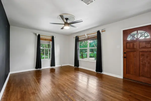 1114 W W 2nd ST, Elgin, TX 78621