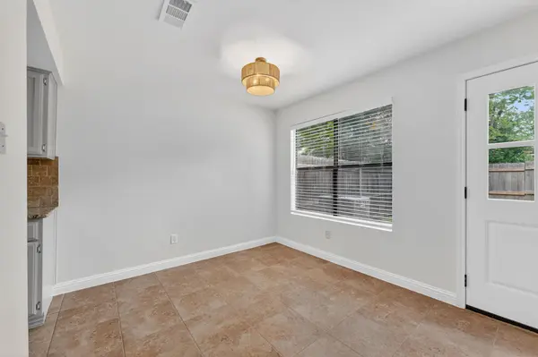 512 Eberhart LN #203, Austin, TX 78745