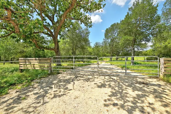 544 Coastal LN, Luling, TX 78648