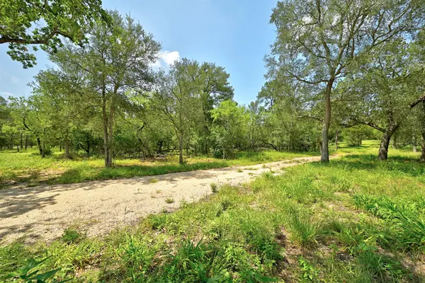 544 Coastal LN, Luling, TX 78648