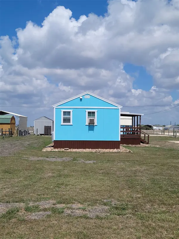 1102 Toledo ST, Seadrift, TX 77983