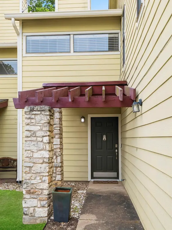 512 Eberhart LN #204, Austin, TX 78745
