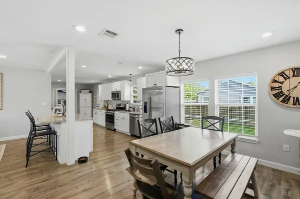 1104 W 7th ST, Taylor, TX 76574