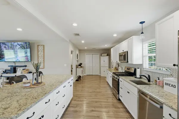 1104 W 7th ST, Taylor, TX 76574