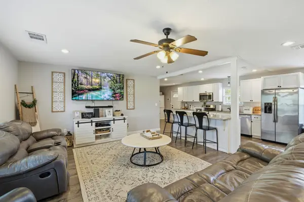 1104 W 7th ST, Taylor, TX 76574