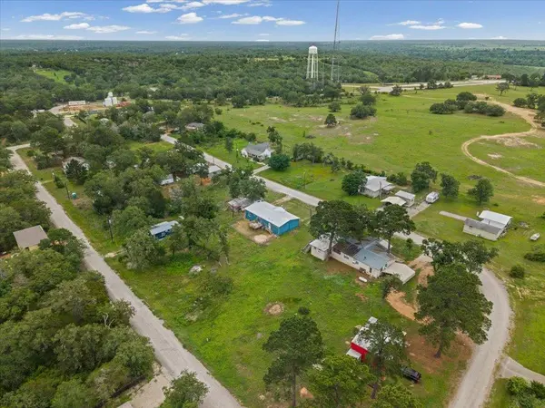 126 Cherokee CIR, Smithville, TX 78957