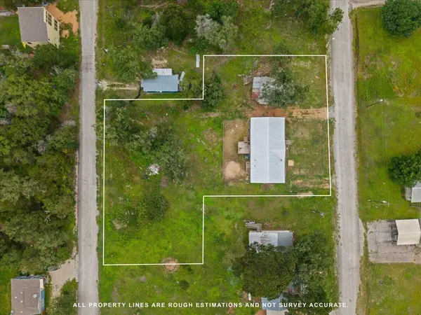 126 Cherokee CIR, Smithville, TX 78957