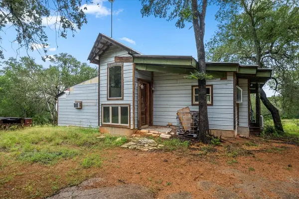 200 Desiderata DR, Smithville, TX 78957