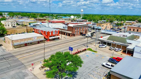 161 S. Main ST, Giddings, TX 78942