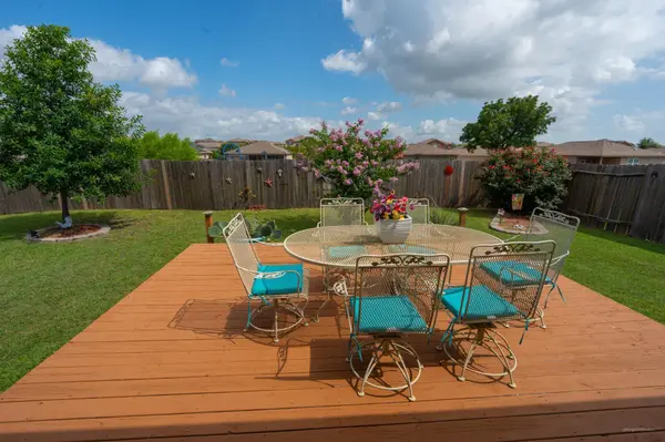101 Hawkins LN, Jarrell, TX 76537