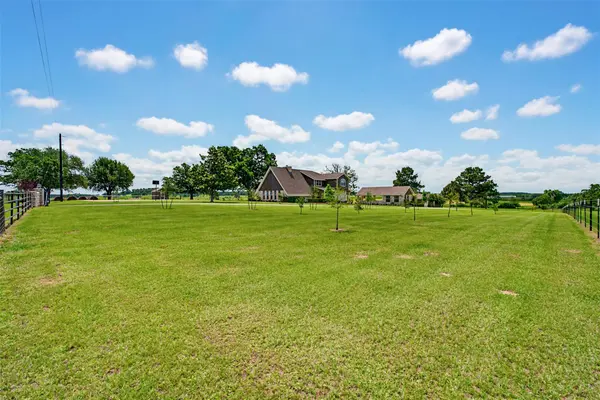 489 Boyd LN, Rockdale, TX 76567