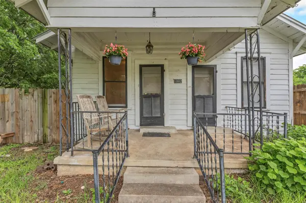 1002 Washburn ST, Taylor, TX 76574