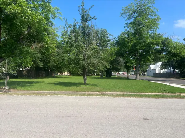 300 Turney ST, Smithville, TX 78957