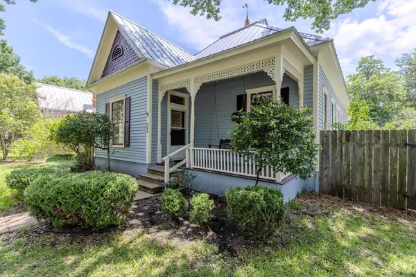 504 Gresham ST, Smithville, TX 78957