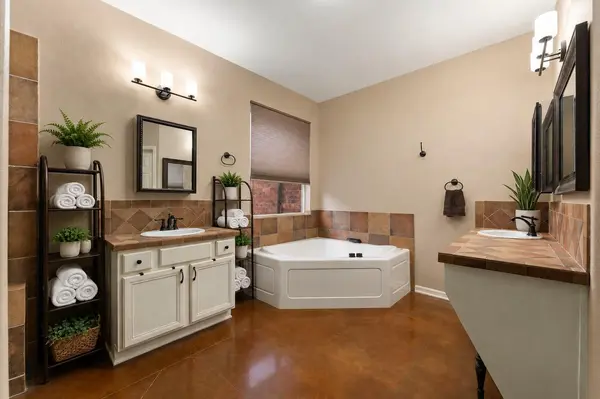 207 Cove Creek DR, Spicewood, TX 78669