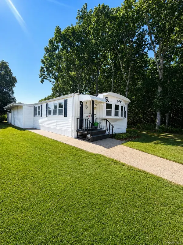 703 Fresh Pond ave, Calverton, NY 11933