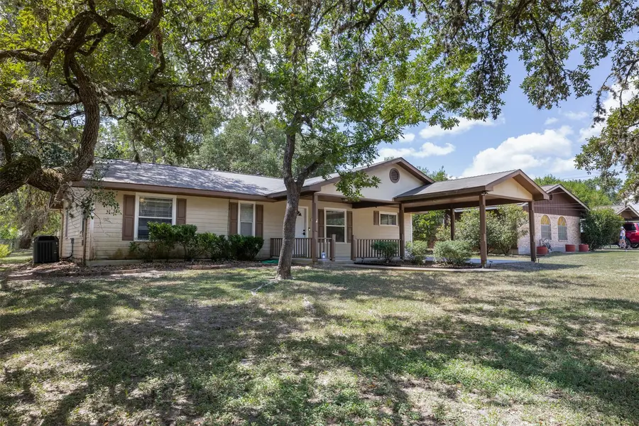 740 E Roitsch LN, La Grange, TX 78945