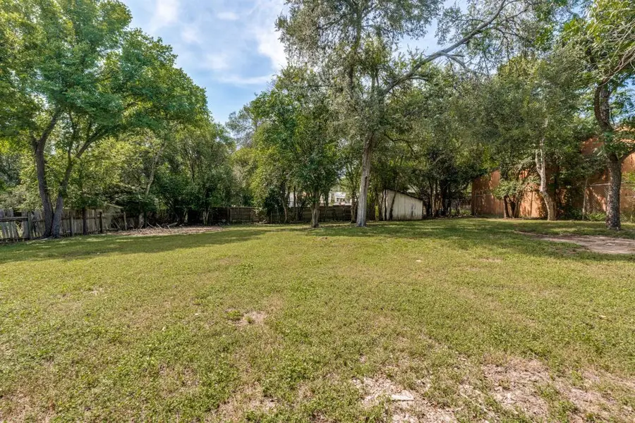 1412 W Hopkins ST, San Marcos, TX 78666