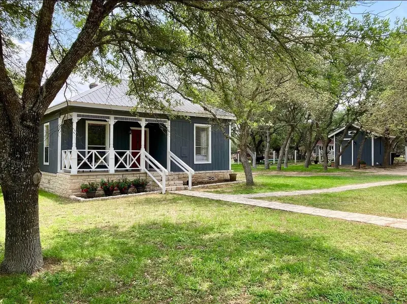 285 Heitzler LN, Driftwood, TX 78619