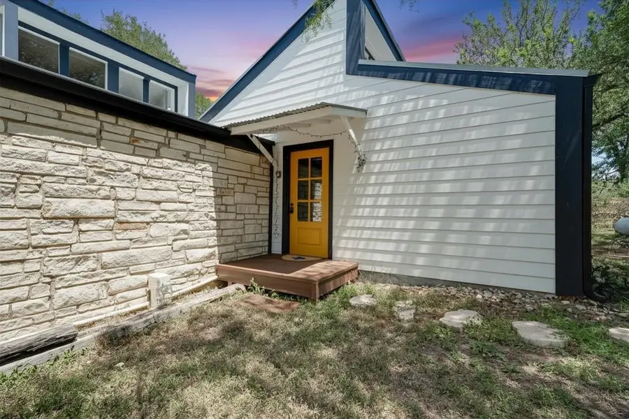 150 Lakeview DR, Del Valle, TX 78617