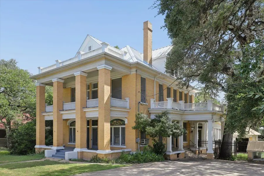 504 S Main ST, Lockhart, TX 78644