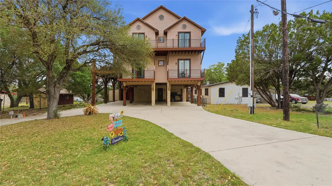 628 Country LN, Canyon Lake, TX 78133