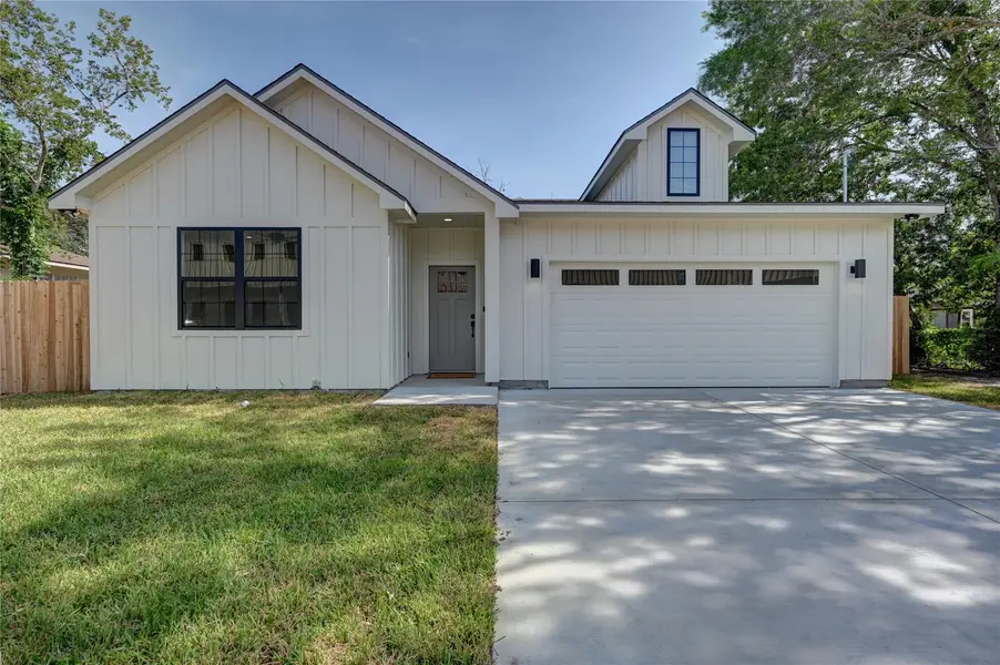 237 E Brenham ST, Giddings, TX 78942
