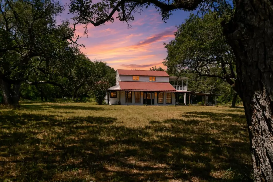 1097 White Loop RD, Columbus, TX 78934
