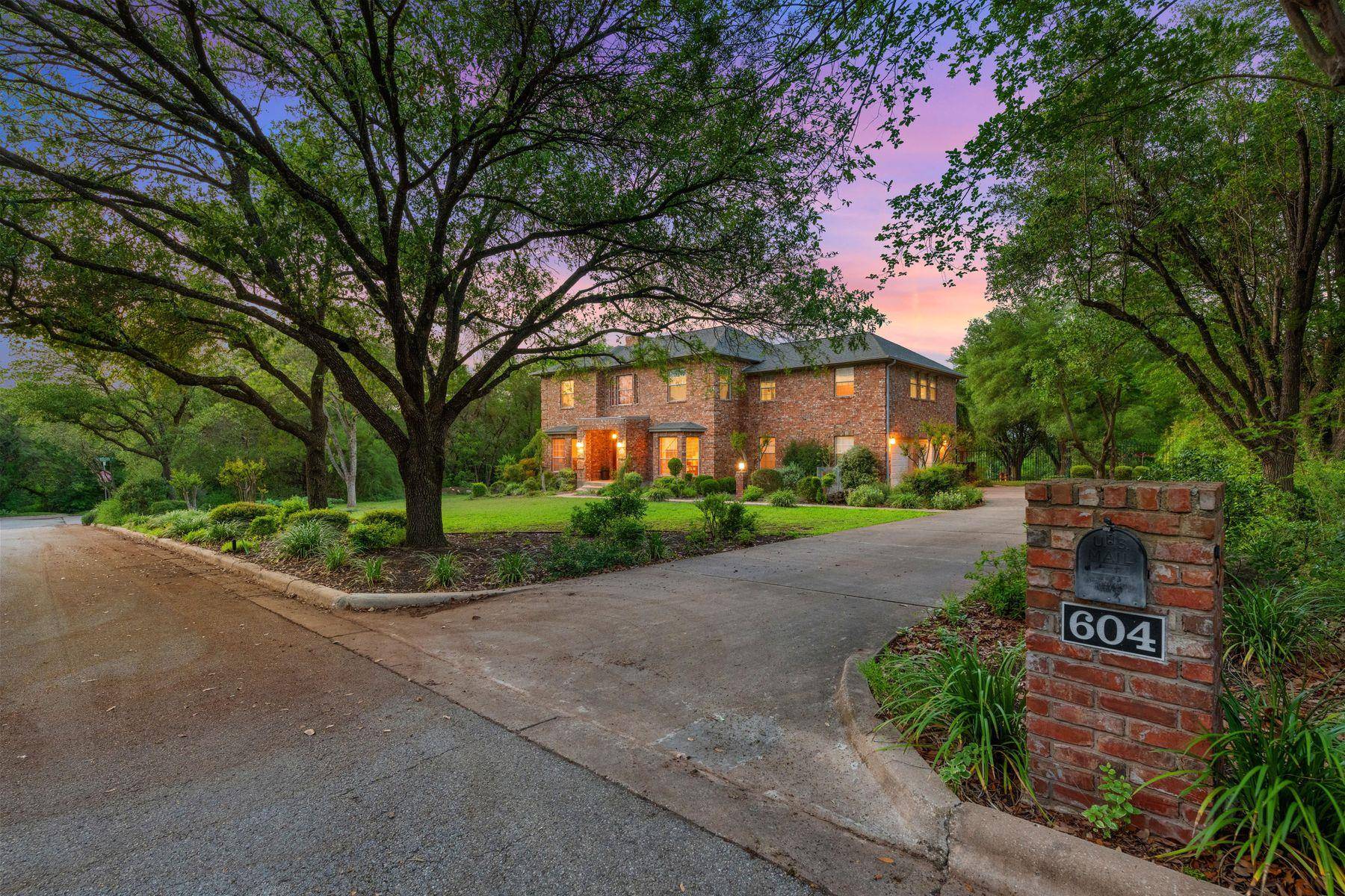 604 Rainbow CV, West Lake Hills, TX 78746