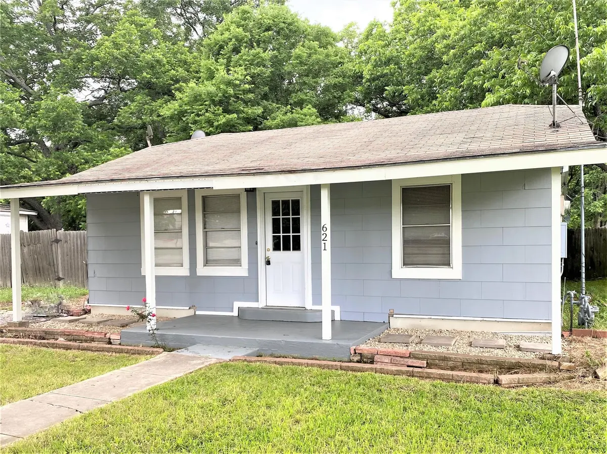 621 S Commerce ST, Lockhart, TX 78644