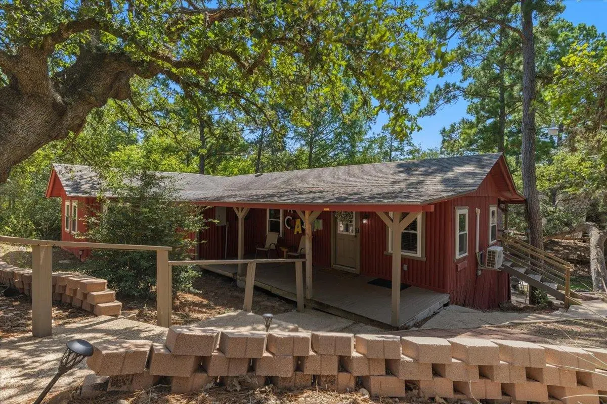463 Clear Lake DR, La Grange, TX 78945