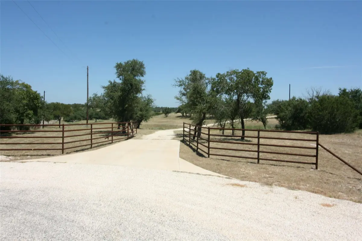 191 Pivot CIR, Briggs, TX 78608