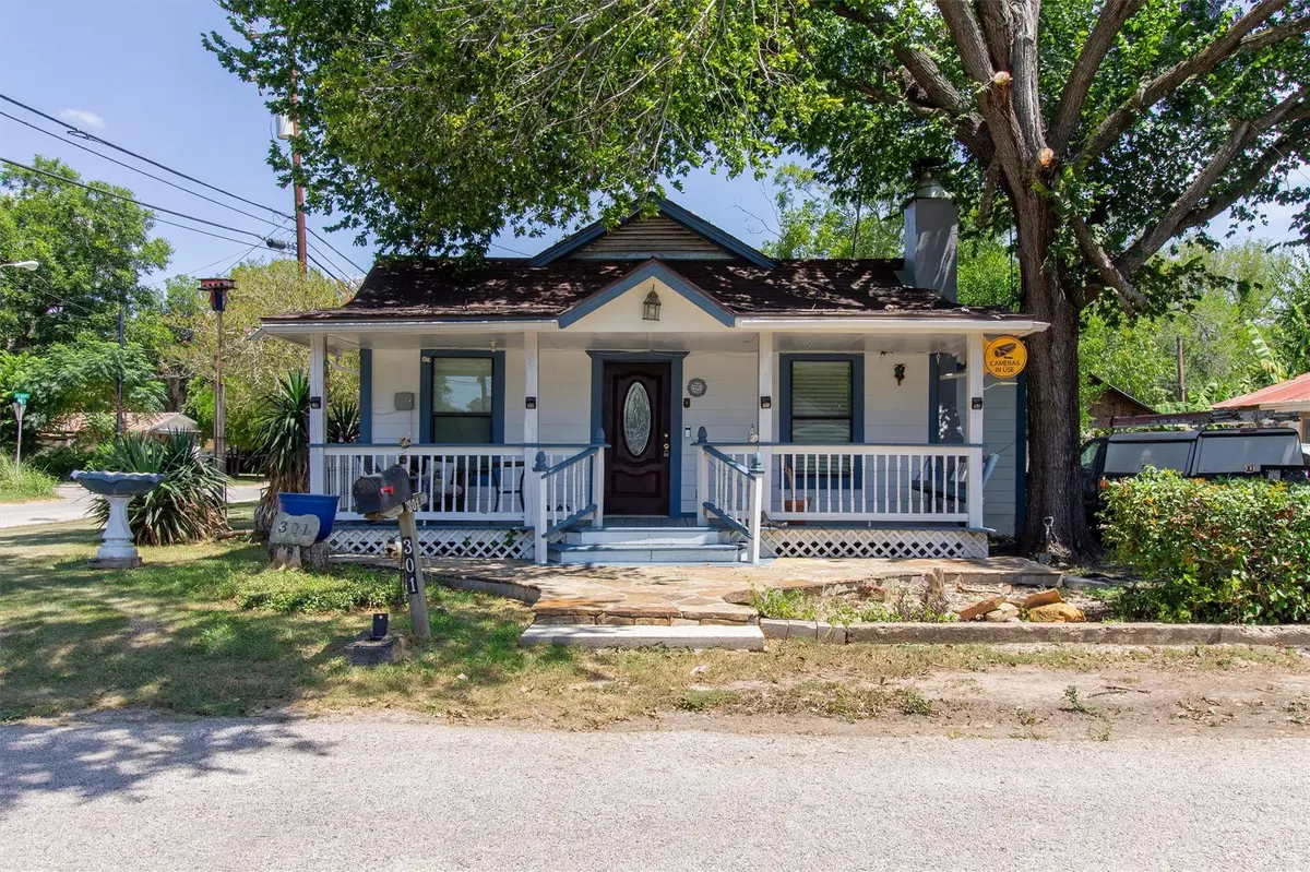 301 Holly Ave, Luling, TX 78648