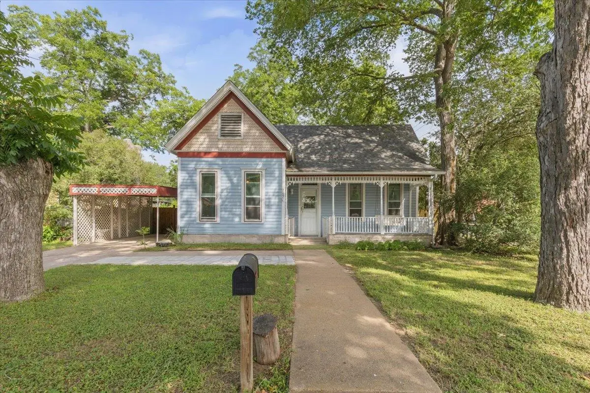 207 Hudgins ST, Smithville, TX 78957