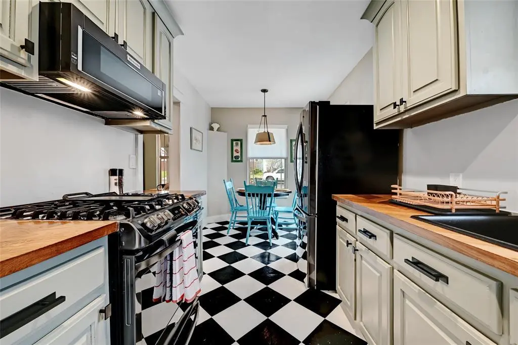 2952 Higgins ST, Austin, TX 78722