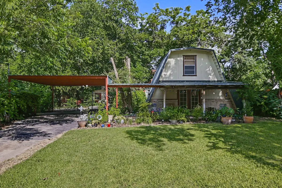 898 BUERGER LN LN, Seguin, TX 78155