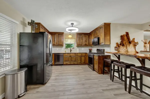 1422 Oakridge LN, Canyon Lake, TX 78133